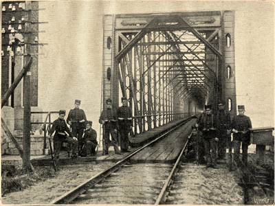 827773 Afbeelding van een groep militairen tijdens de bewaking van de spoorbrug over het Hollands Diep bij Moerdijk ...